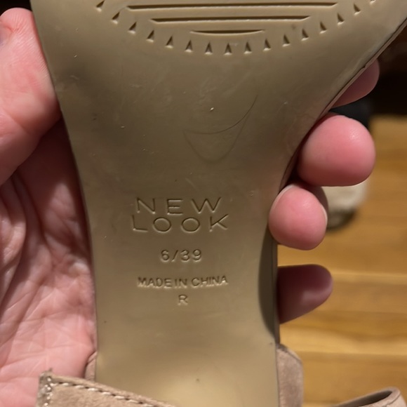 Tan heels - Picture 7 of 10